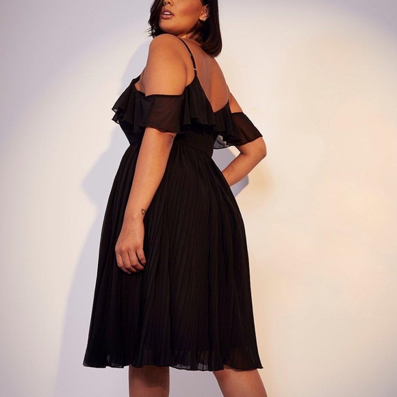 Boohoo Off the Shoulder Dress - Picture 2 of 6